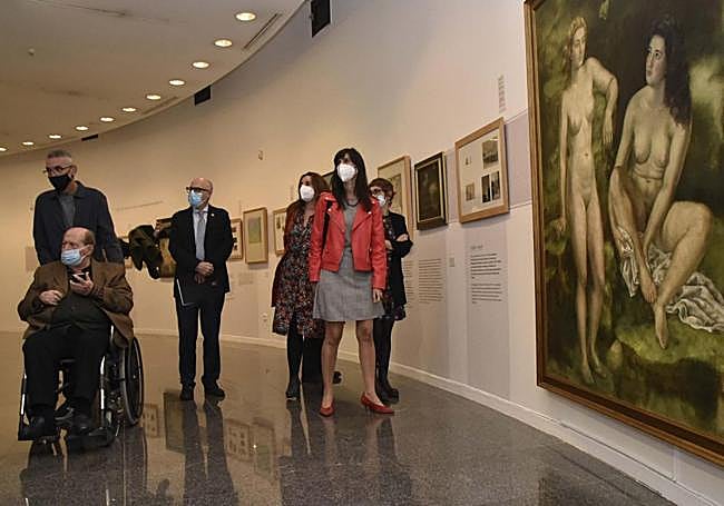 Carlos Pérez Chacel (en silla de ruedas), en la muestra que el Meiac dedicó a su padre en 2021.
