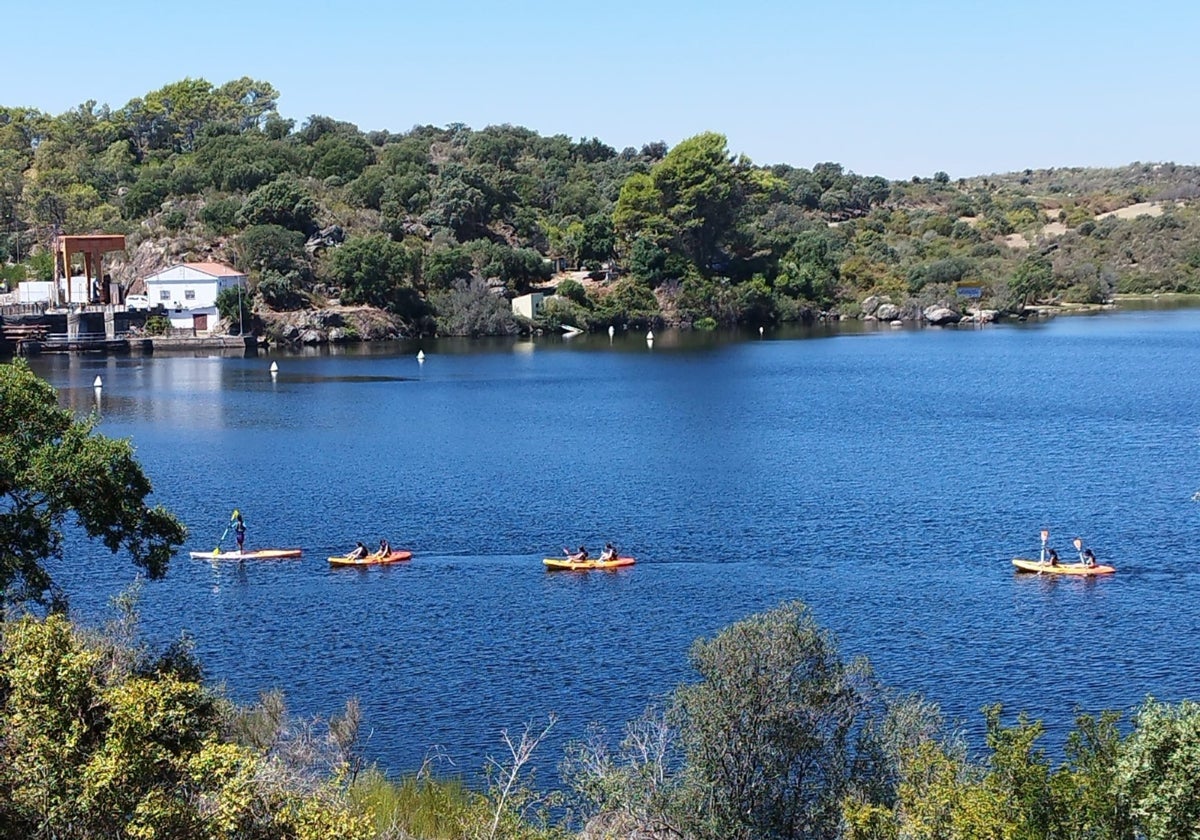 Embalse de Valdeobispo, que ahora se podrá utilizar para deportes acuáticos todo el año.