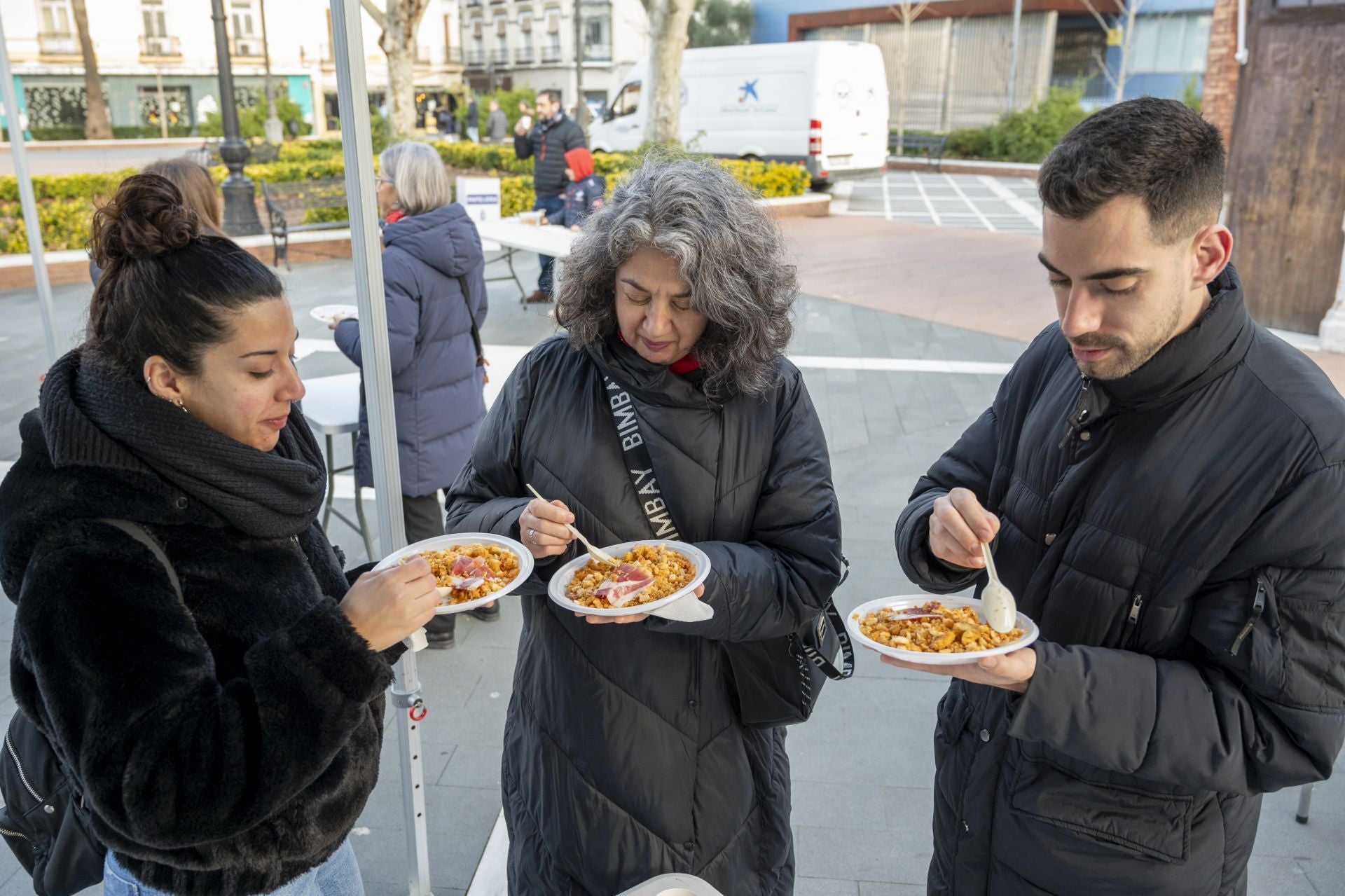 Así ha sido la degustación de las migas extremeñas más solidarias en Badajoz