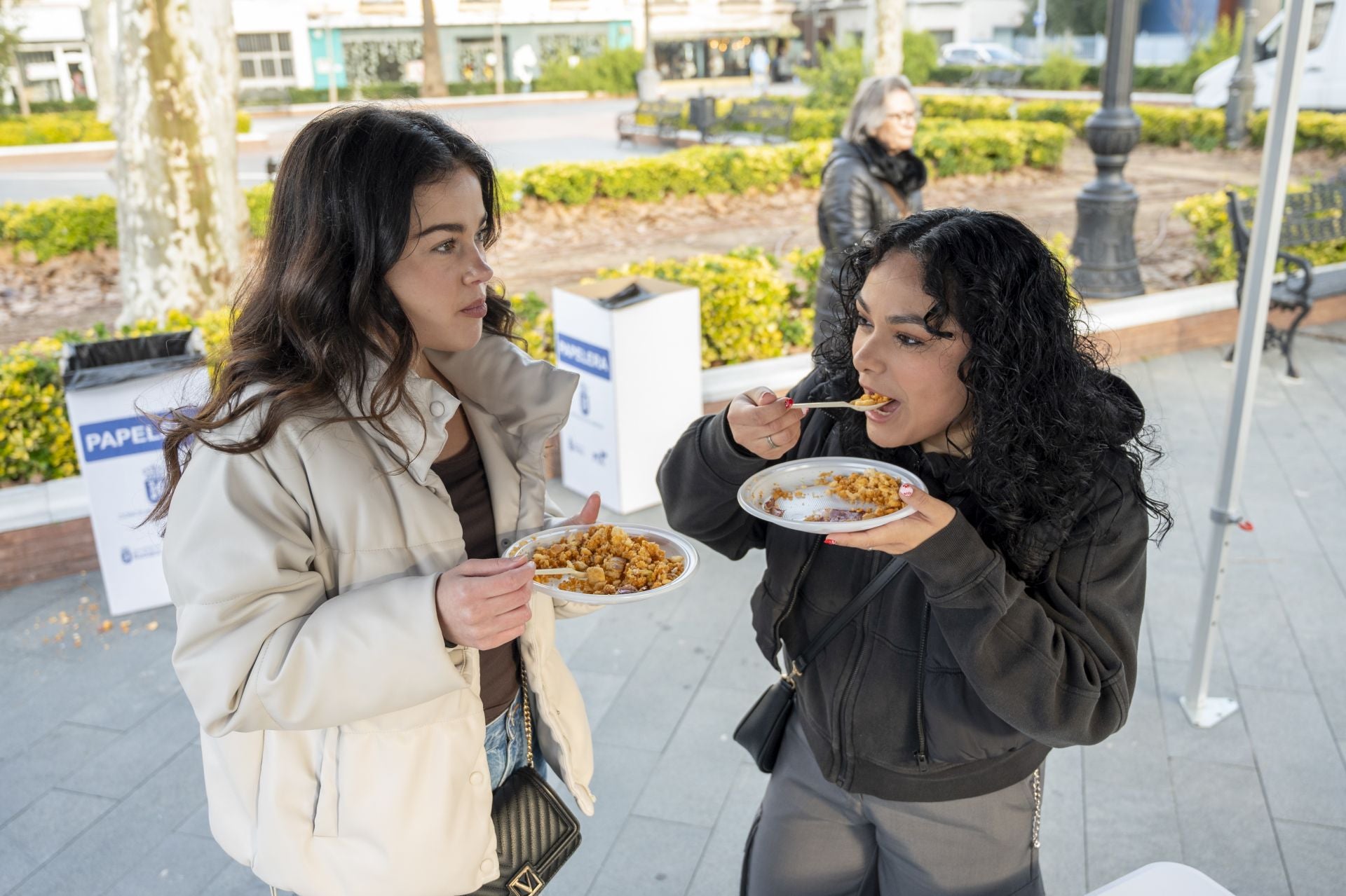 Así ha sido la degustación de las migas extremeñas más solidarias en Badajoz