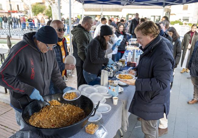 El alcalde de Badajoz, en las migas solidarias.