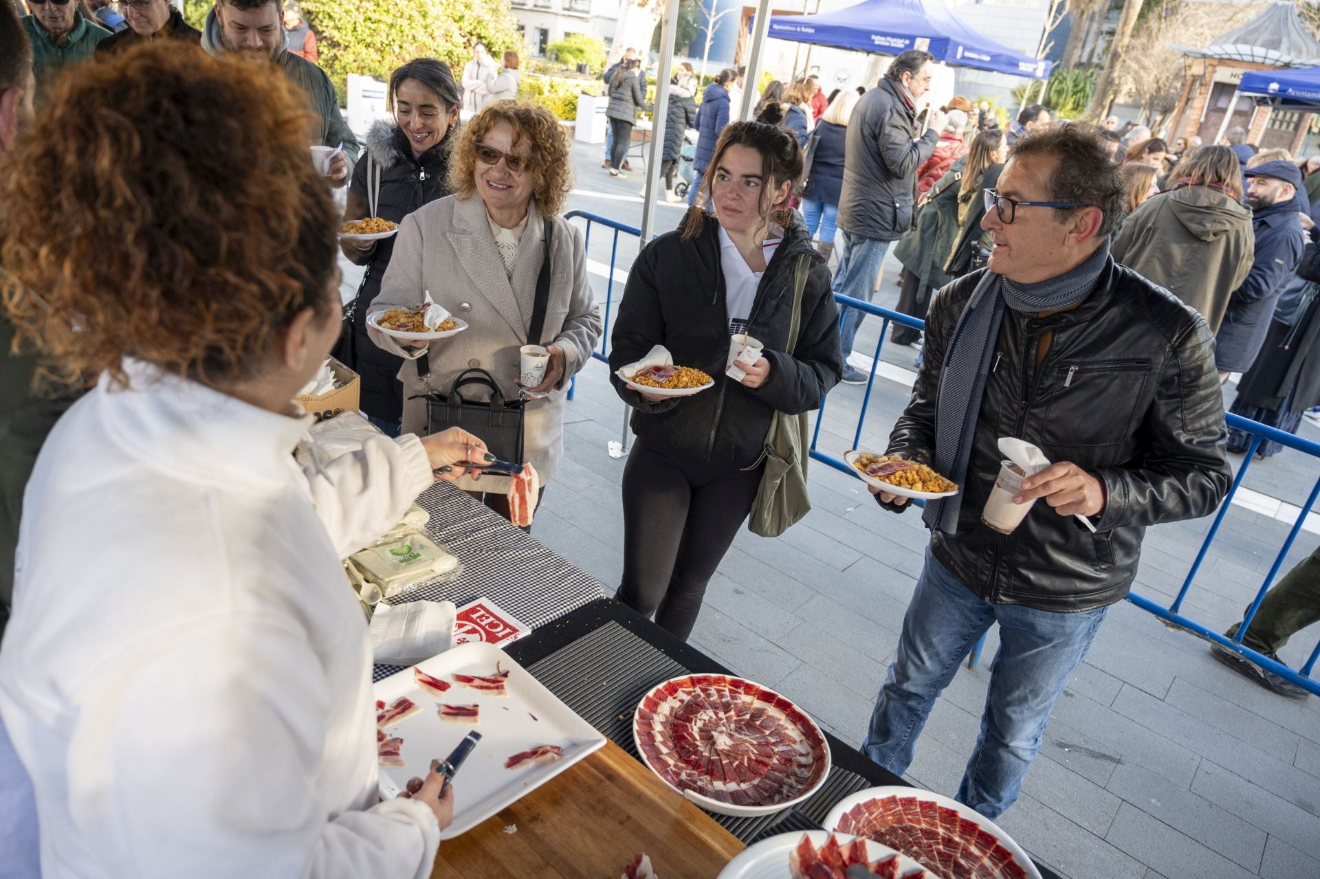 Así ha sido la degustación de las migas extremeñas más solidarias en Badajoz