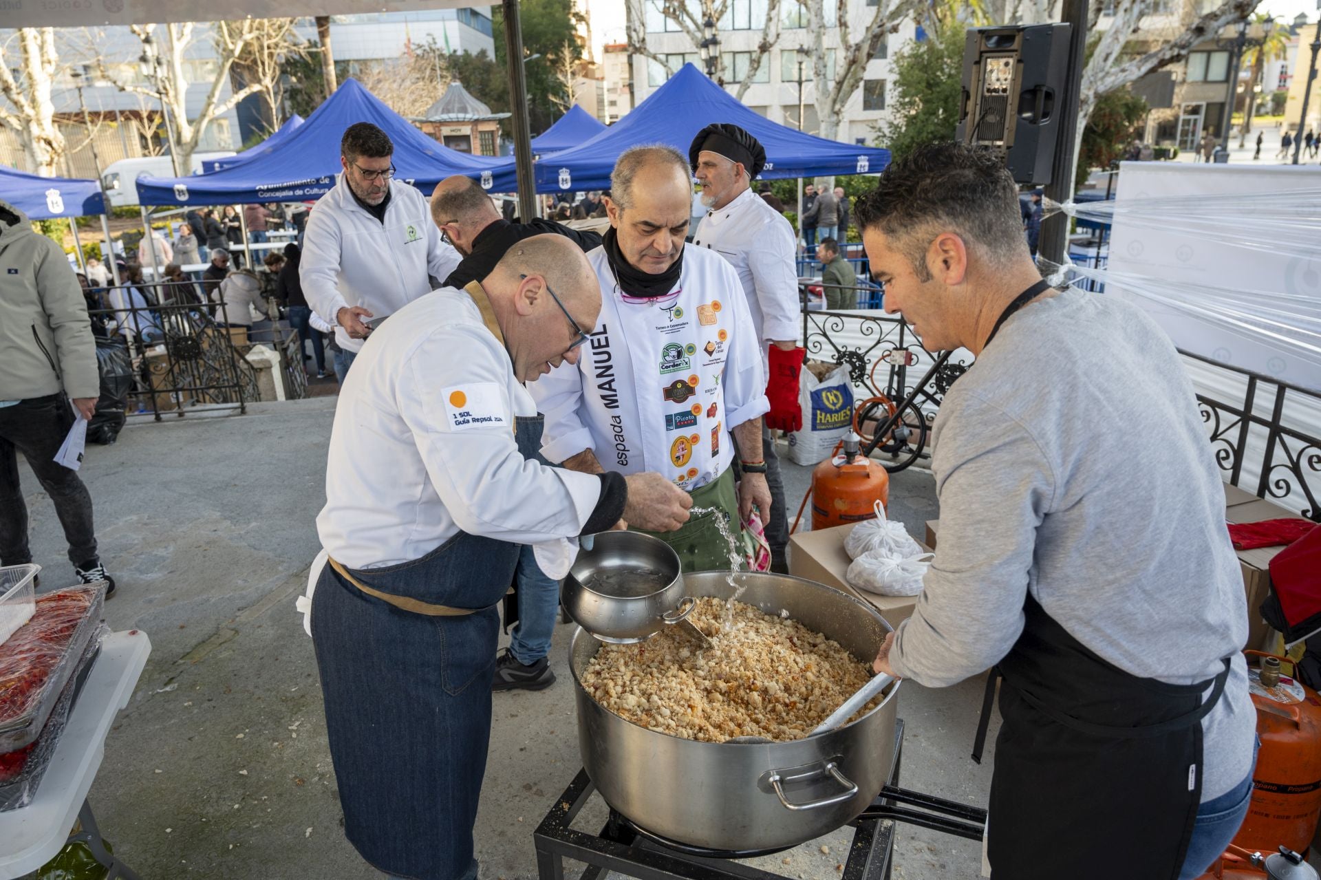 Así ha sido la degustación de las migas extremeñas más solidarias en Badajoz