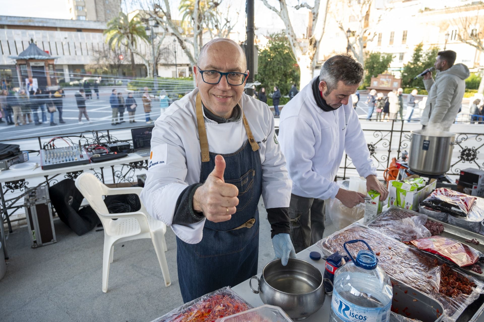 Así ha sido la degustación de las migas extremeñas más solidarias en Badajoz