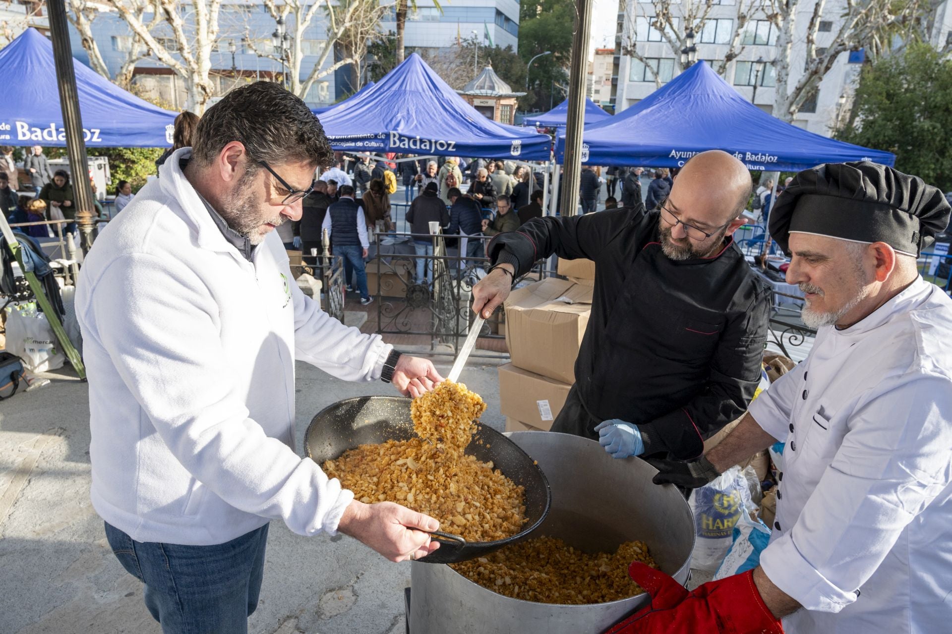 Así ha sido la degustación de las migas extremeñas más solidarias en Badajoz