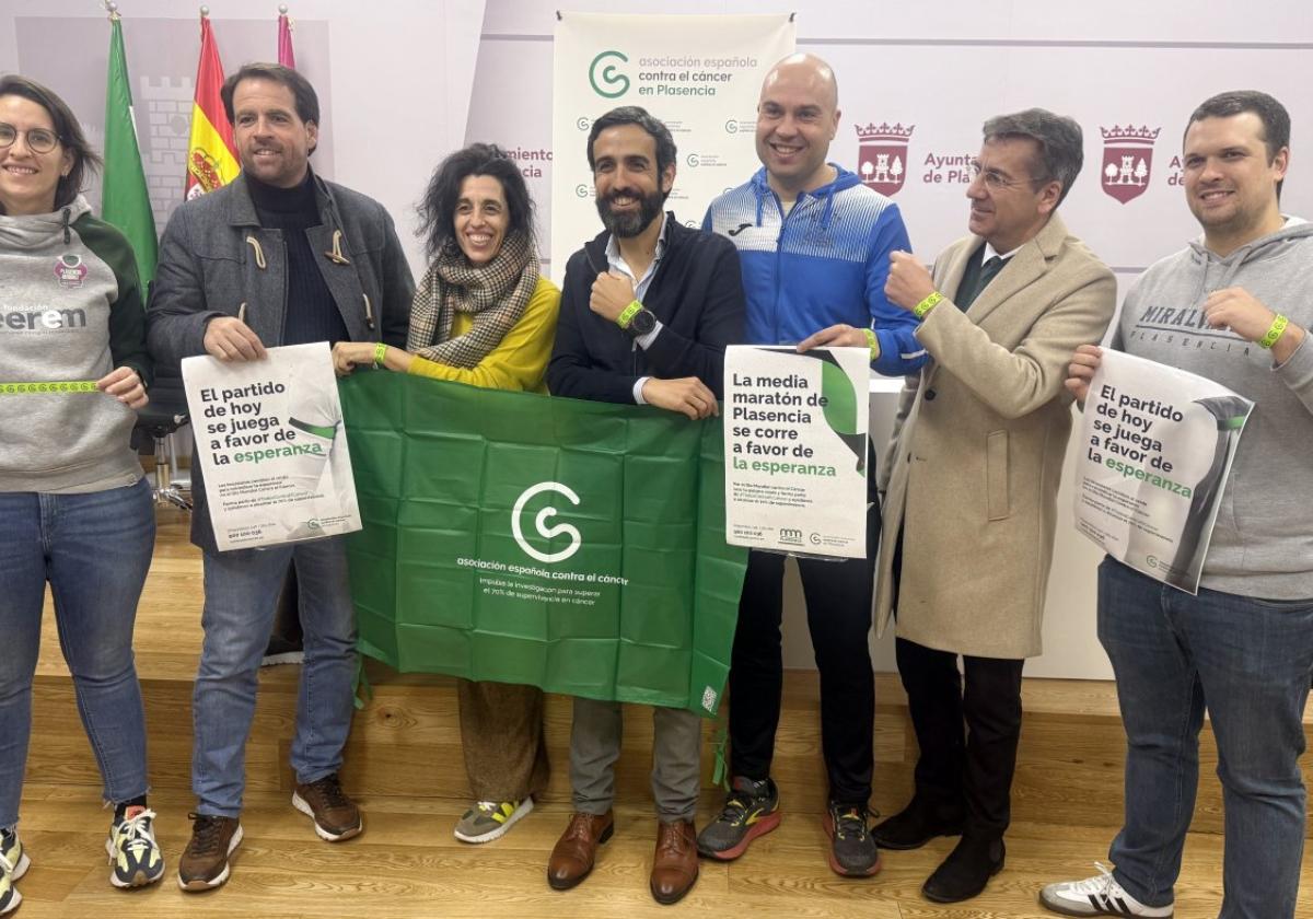 Representantes de los clubes de Plasencia y la Asociación Española Conta el Cáncer.