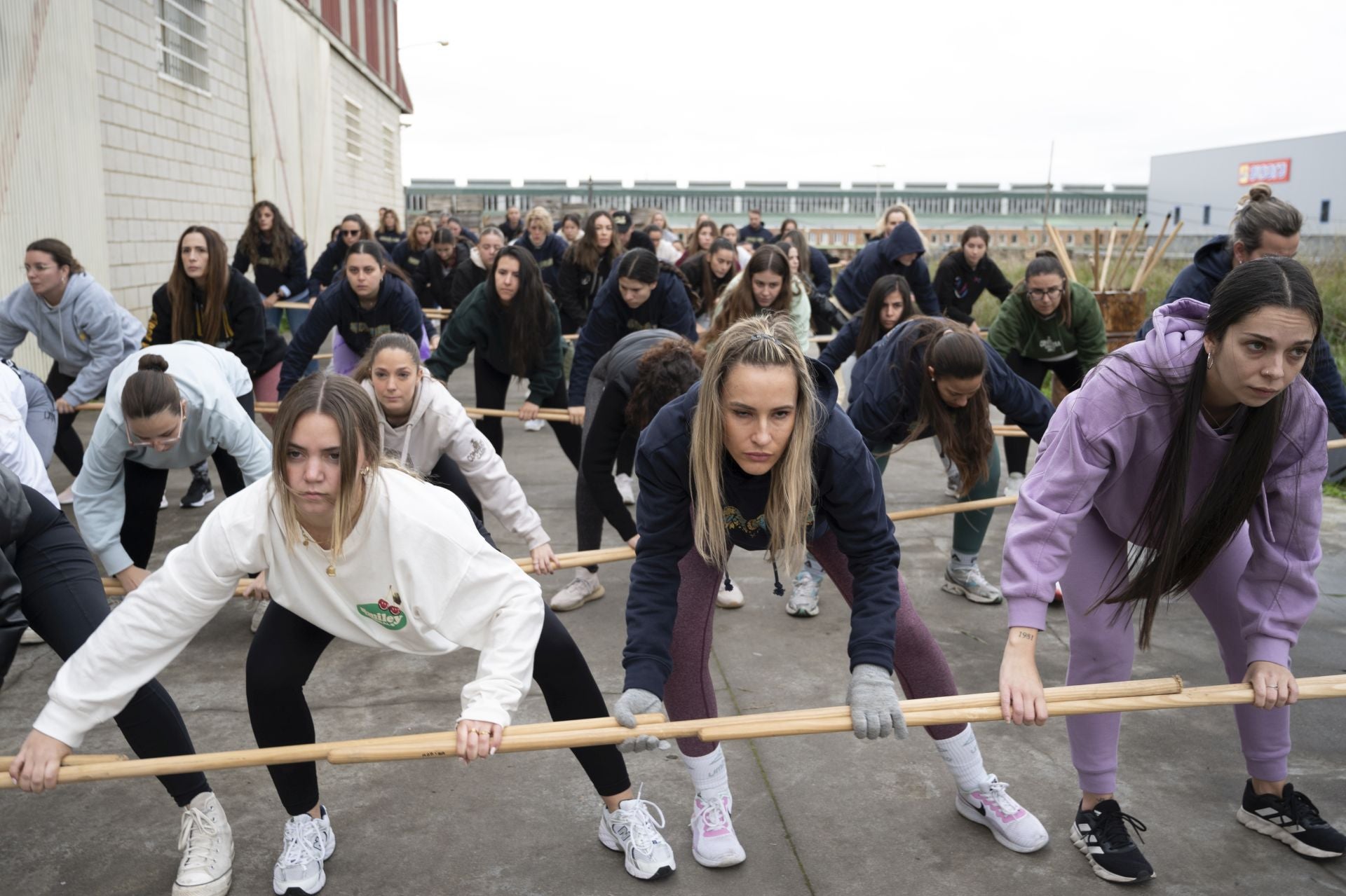 Fotos | Así son los ensayos de las comparsas del Carnaval de Badajoz