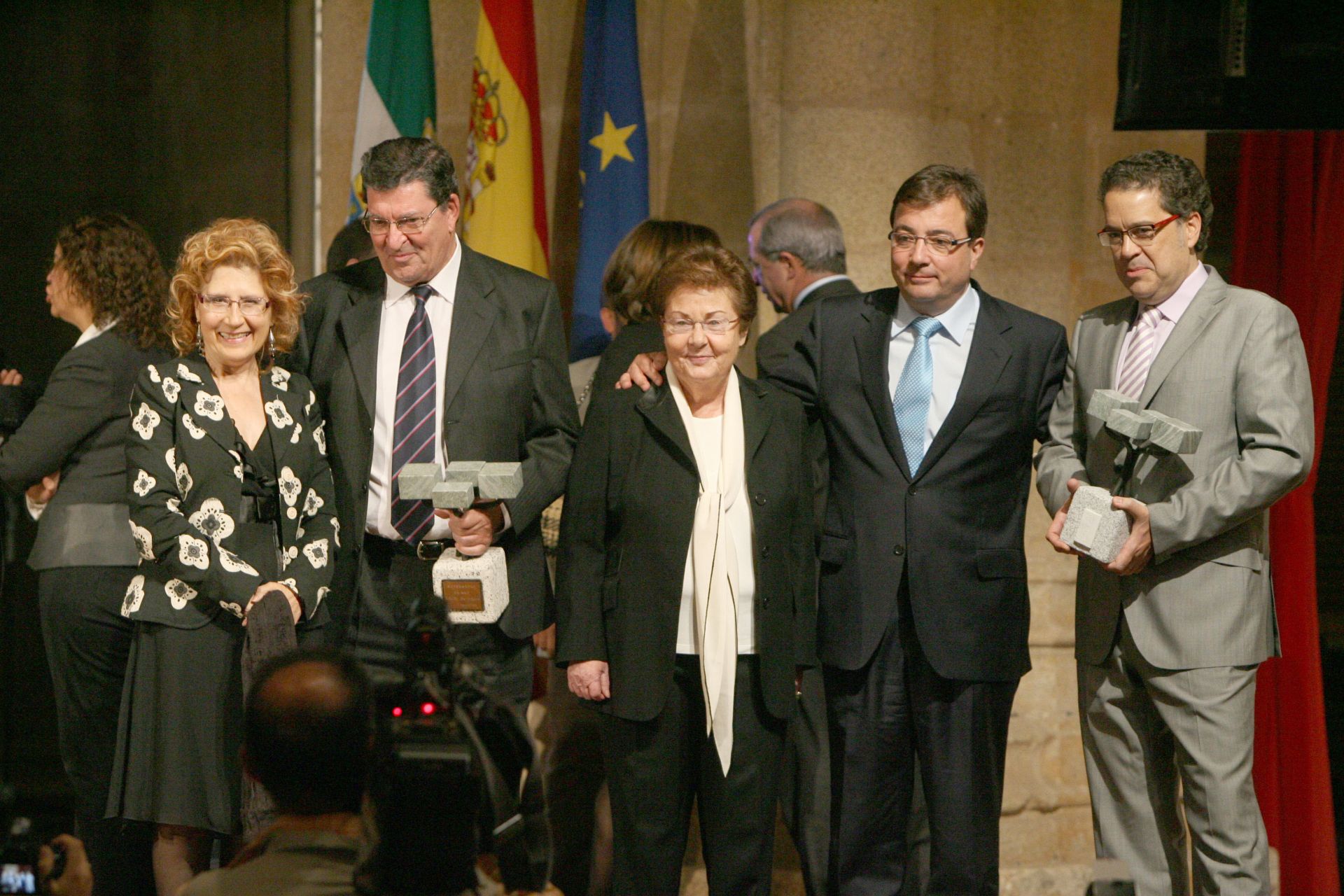 La exalcaldesa, Carmen Heras, Adolfo Marroquín, de Helga de Alvear, el expresidente de la Junta de Extremadura, Guillermo Fernández Vara y Jesús Amigo, director de la Orquesta de Extremadura, en la gala de los XXII Premios Extremeños de HOY celebrada en 2010.