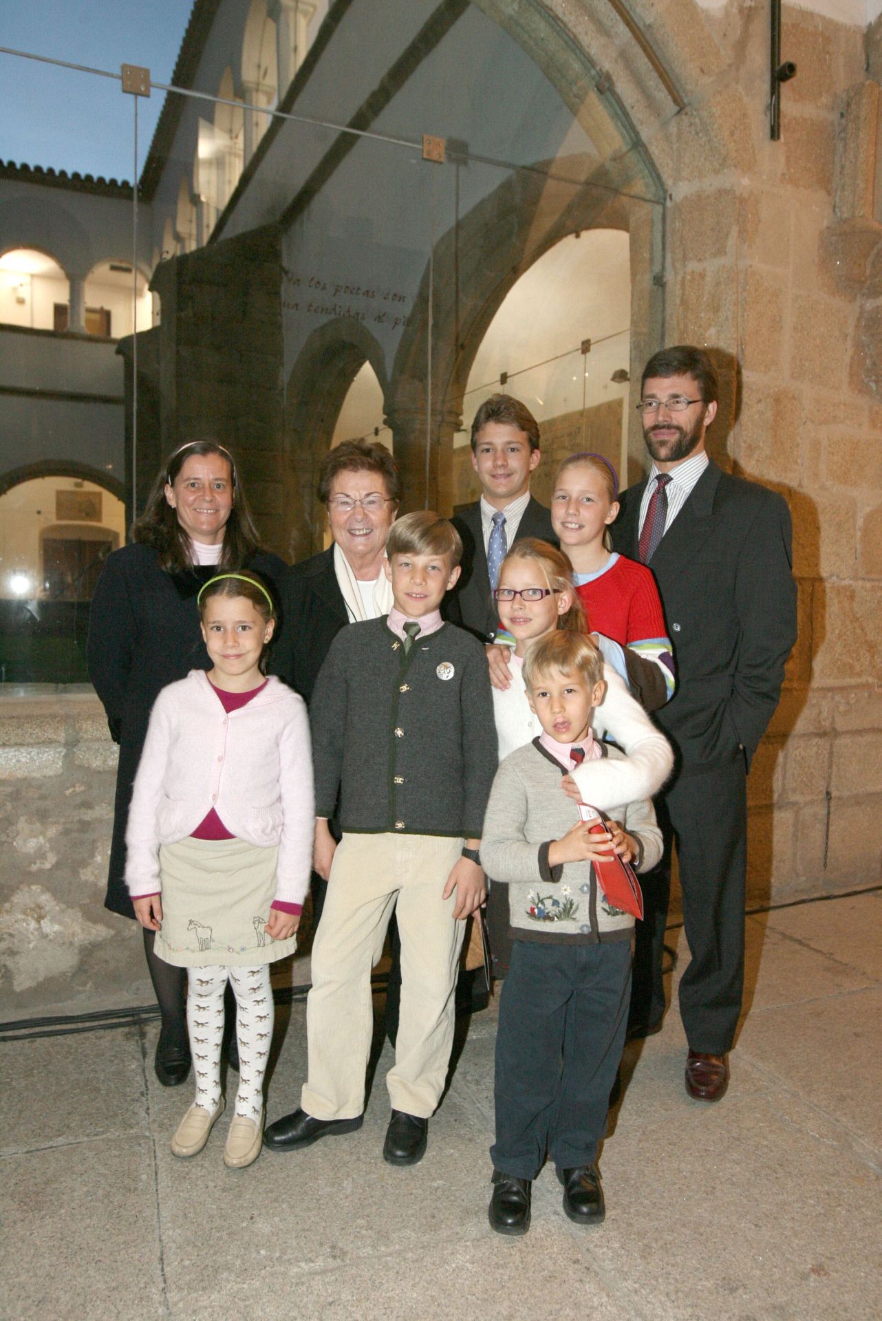 Helga de Alvear, galardonada con los XXII Premios Extremeños de HOY en 2010, a su llegada al Complejo Cultural San Francisco con su familia, para la gala de entrega de los galardones.