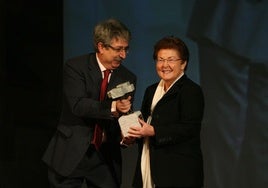 Juan Domingo Fernández, antiguo subdirector del diario HOY en Cáceres, entrega el premio Extremeños de HOY a Helga de Alvear, en el Complejo Cultural San Francisco.