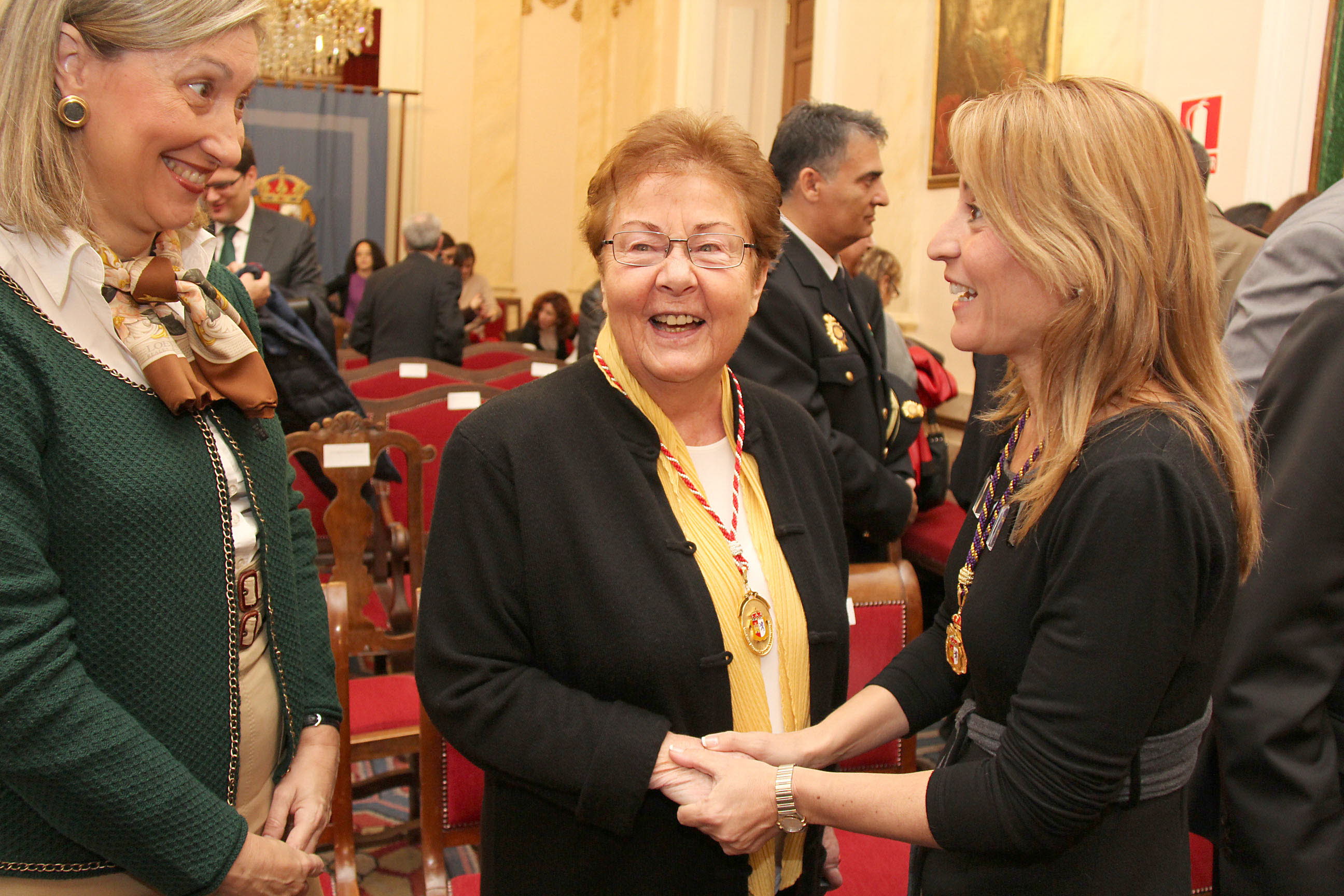 La exalcaldesa Elena Nevado impone la medalla de la ciudad a la galerista alemana Helga de Alvear en el salón de plenos del Ayuntamiento de Cáceres.