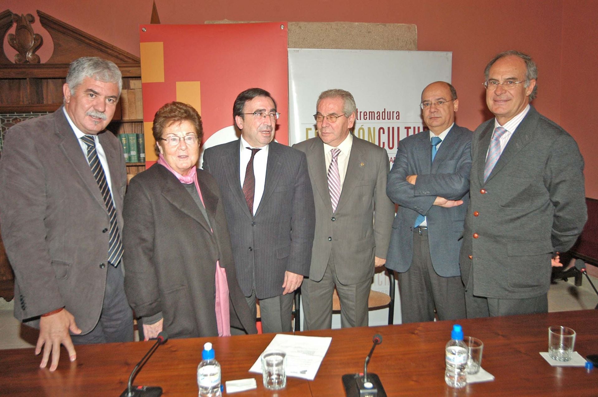 Durante la firma de la creación de la Fundación con la Junta de Extremadura, la UEx, el Ayuntamiento de Cáceres, la Diputación de Cáceres y Caja Extremadura en 2006