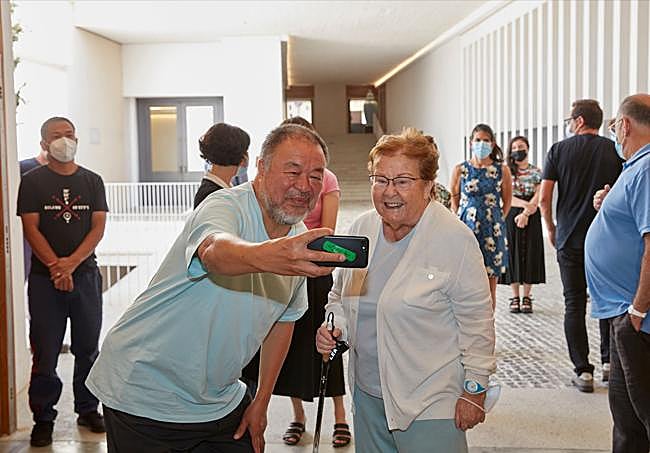 Visita del artista chino Ai Weiwei, autor de la obra 'Descending light'.