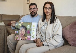 Los padres de Hugo, Sara López y David Silva muestran una foto del pequeño hace un par de años.