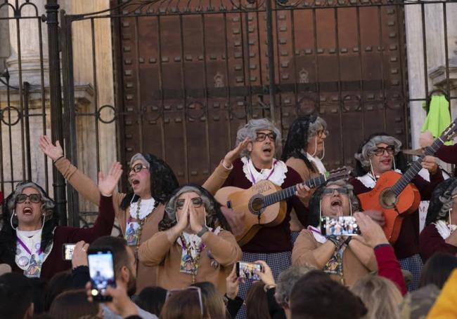 Actuación de la murga Los Mirinda en la Plaza de España, el año pasado.