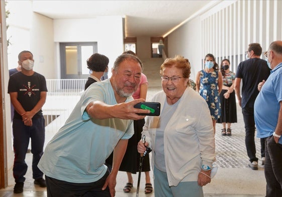 Helga de Alvear con Ai Weiwei, artista y activista chino con una gran obra en su museo.