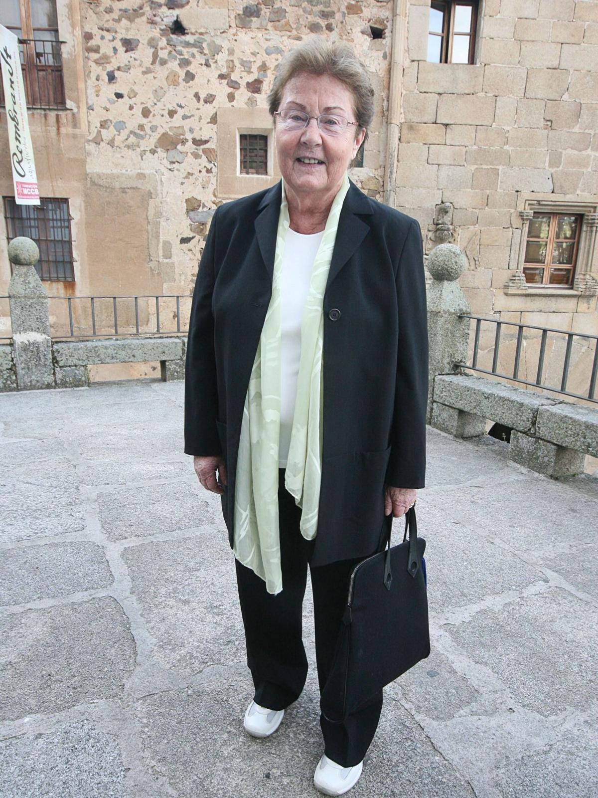 Helga de Alvear, en la parte antigua de Cáceres.