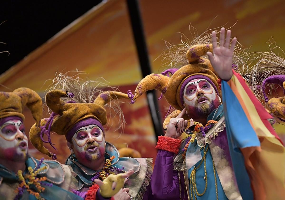 Un año más, el Carnaval de Badajoz permitirá disfrutar de las actuaciones de las murgas en la calle.