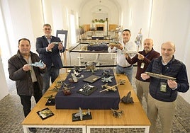 Los miembros de Ameba esta mañana con algunas de sus maquetas.