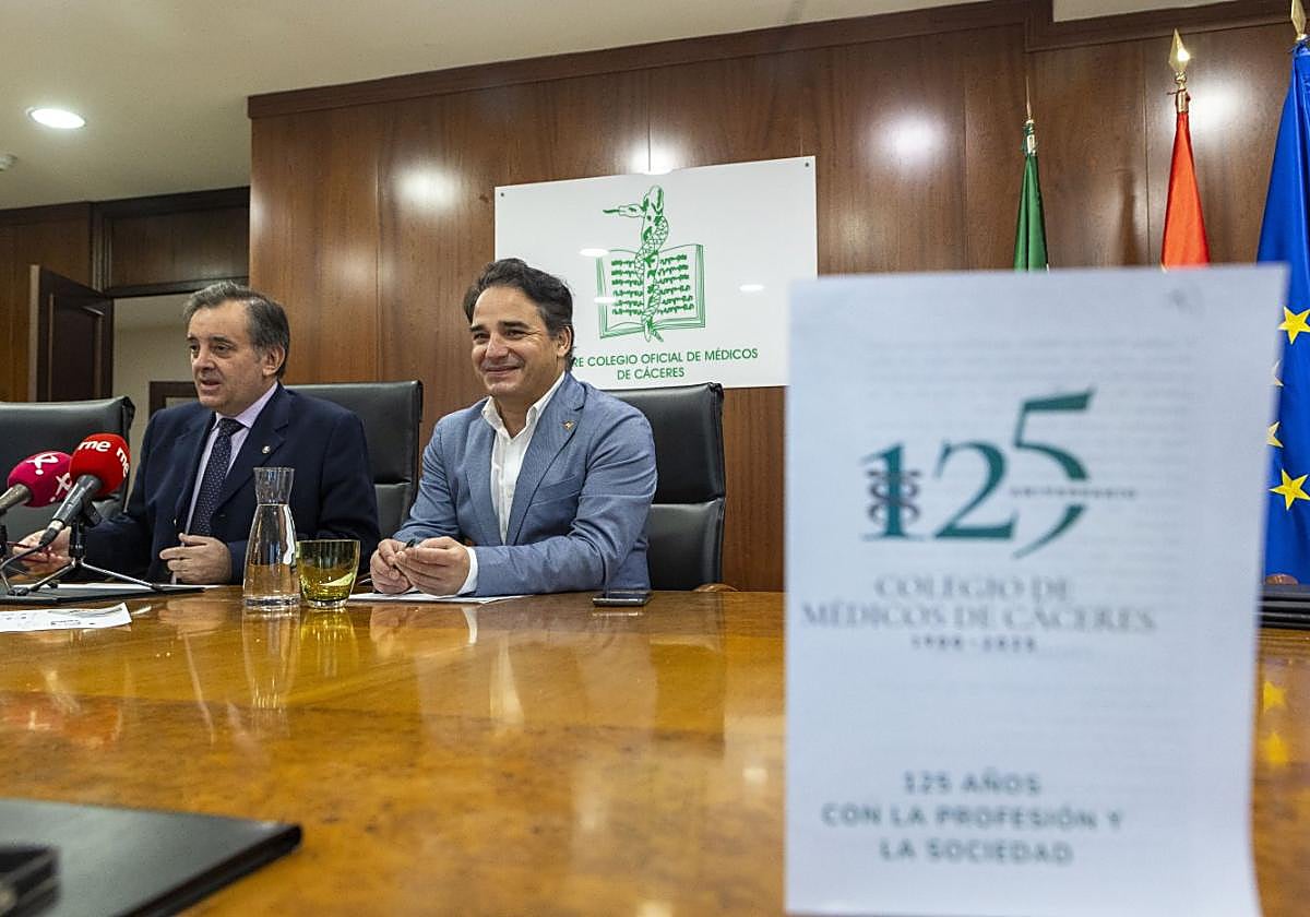 El presidente del Colegio de Médicos, Evelio Robles, y el secretario, Luis Tobajas, en la presentación.