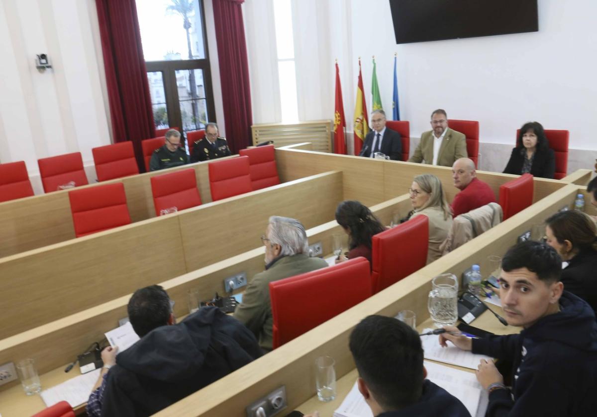 Celebración ayer de la junta local de seguridad en el salón de plenos.