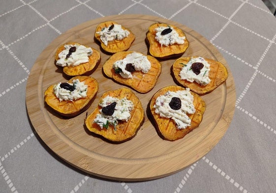 Rodajas de boniato al horno con queso crema y especias.