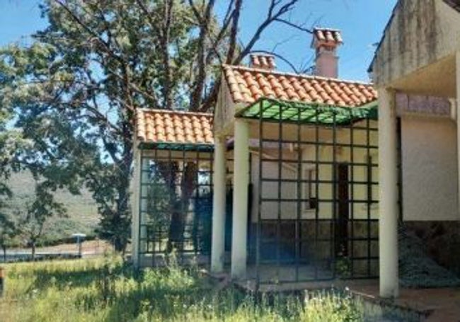 Entrada a los bungalós del campamento de turismo Carlos I de Cuacos de Yuste. Serán demolidos.