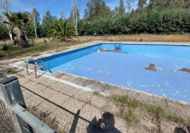 Así de deteriorada estaba la piscina del camping de Talarrubias en el año 2023.