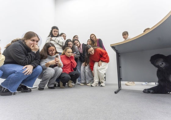 Alumnos del ciclo formativo de Educación Infantil del Al-Qázeres en su visita este martes al Helga de Alvear.