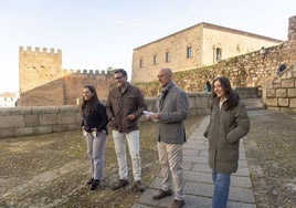 Tirso leal, edil de Urbanismo, segundo por la derecha, junto a sus compañeros de Festejos, Cultura y Deportes, con la muralla al fondo.