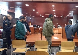 Los condenados, tras aceptar el acuerdo judicial alcanzado este martes en la Audiencia Provincial de Cáceres.