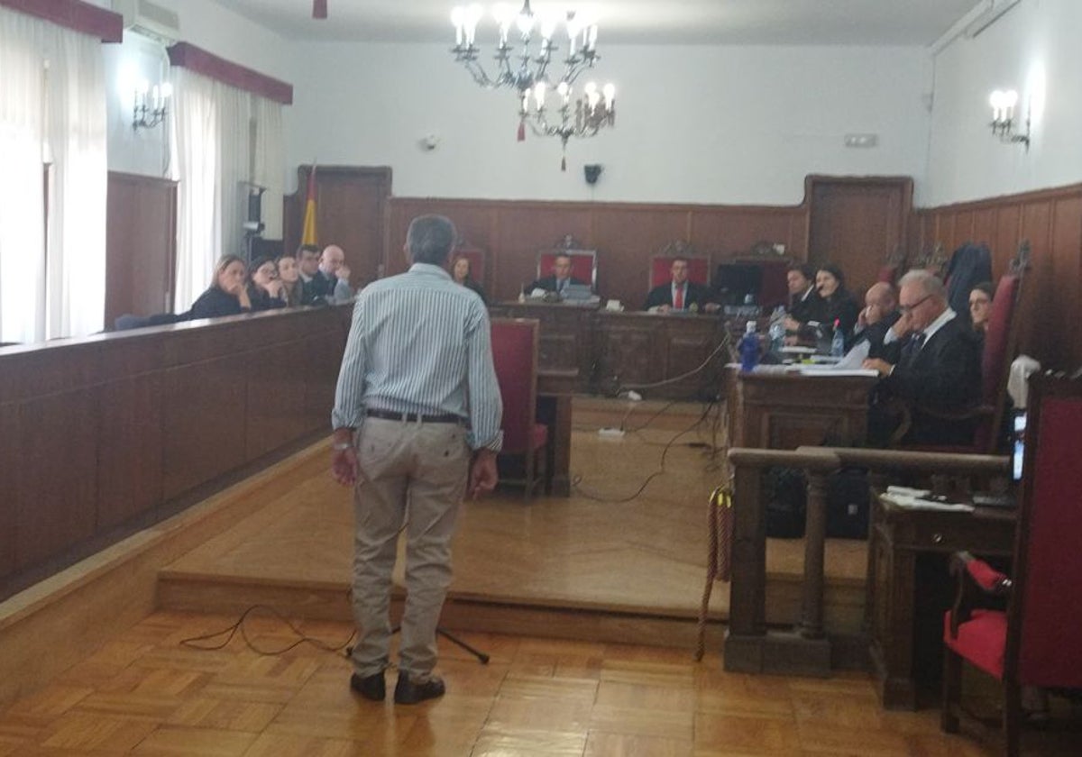 El exalcalde de Usagre, Antonio Luna, durante el juicio que se celebró en la Audiencia.