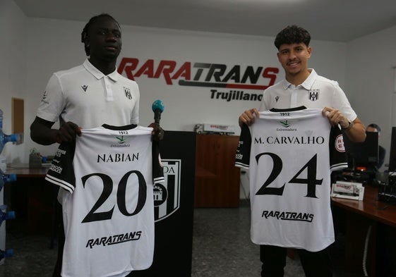 Herculano Nabian y Miguel Carvalho posando con la camiseta del Mérida en las instalaciones de Raratrans.