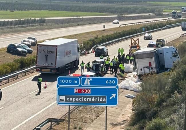 El camión accidentado quedó fuera del arcén.