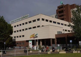 La víctima ha tenido que ser trasladada con policontusiones al Hospital Universitario de Badajoz.