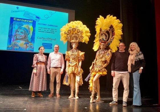 Presentación del programa del Carnaval, ayer, en el teatro.