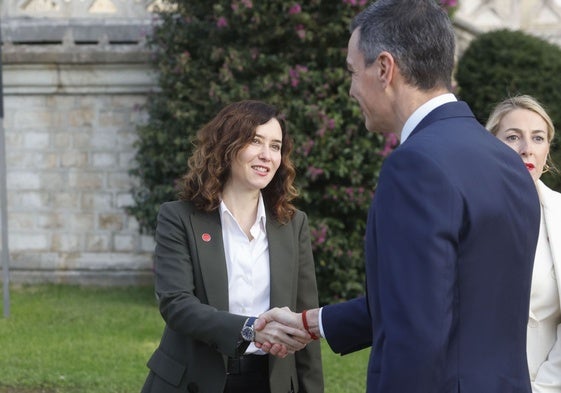 La presidenta de Madrid, Isabel Díaz Ayuso, saluda al presidente del Gobierno, Pedro Sánchez, ante la presidenta extremeña, María Guardiola.