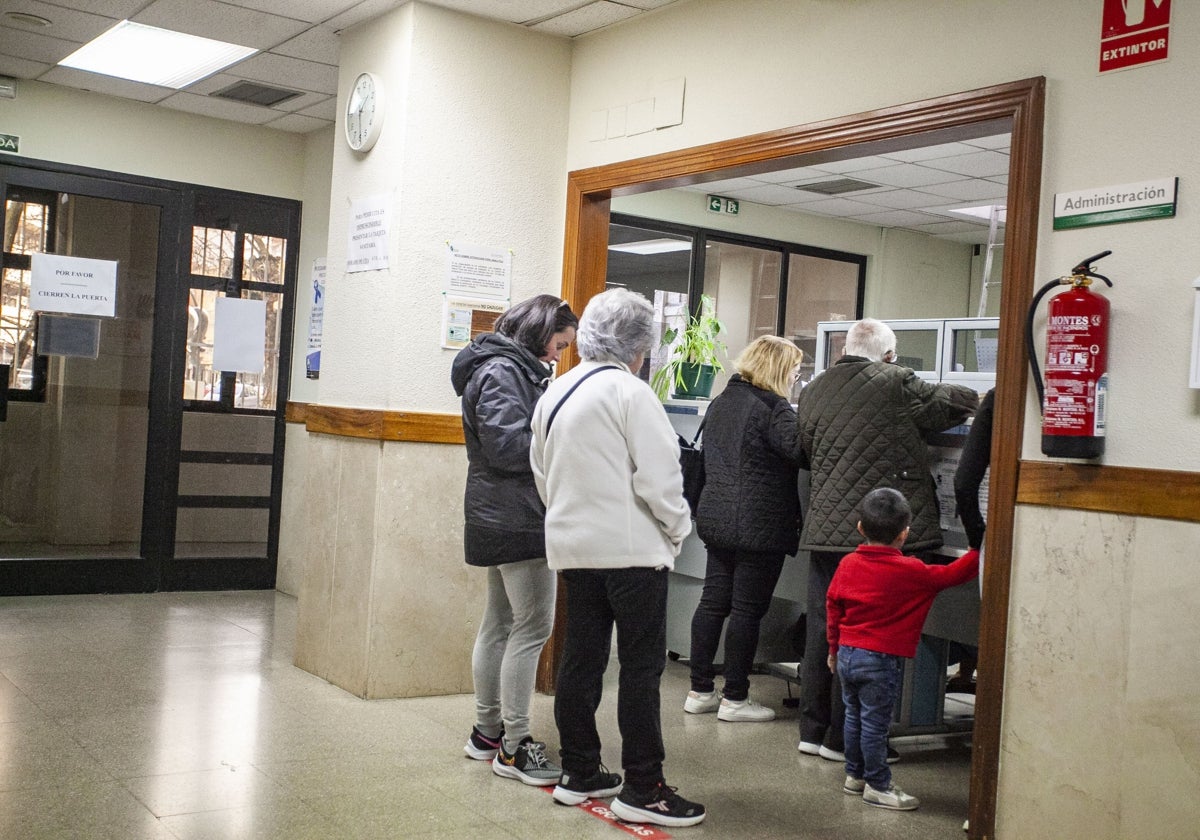 Pacientes solicitan cita de manera presencial en un centro de salud.