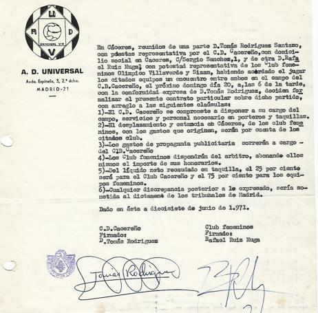 Contrato firmado entre el presidente del CD Cacereño, Tomás Rodríguez, y Rafael Muga.