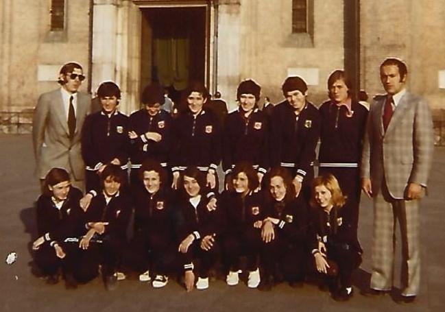 La selección española femenina luciendo el escudo en Italia durante la celebración del Trofeo Adriático (1972). Rafael Muga en la izquierda de la fotografía y el presidente del Comité Organizador, José Manuel Martínez, en la derecha.