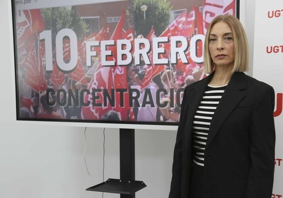 Maribel Vallejo, Técnico de Educación Infantil que aún no ha podido ocupar su plaza en Cáceres, donde reside, y tiene que venir a trabajar a diario a Mérida, esta mañana, en la sede de UGT en la capital extremeña.