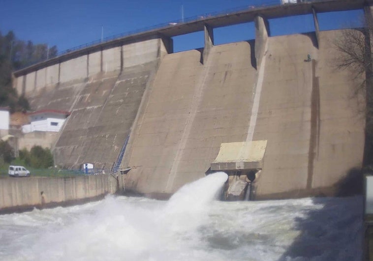 Desagüe de fondo de la presa de Villar del Rey soltando agua desde las 13 horas.