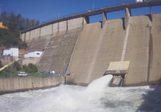 Desagüe de fondo de la presa de Villar del Rey soltando agua desde las 13 horas.