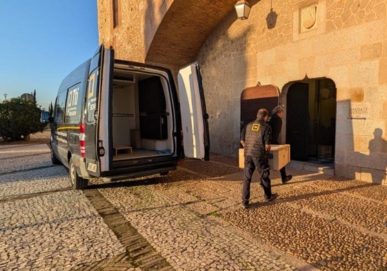 Los Rostros del Turueñuelo llegaron este miécoles al Museo Arqueológico Provincial de Badajoz protegidos en cajas de madera.