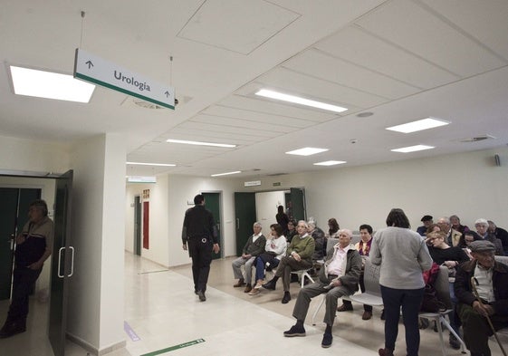 Pacientes esperan una consulta con el especialista en un hospital de la región.