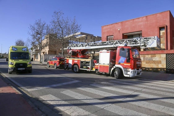 Los bomberos intervienen en la Avenida Juan Pablo II de Mérida, donde ha tenido lugar el accidente laboral.