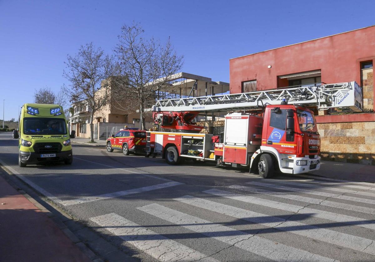 Los bomberos intervienen en la Avenida Juan Pablo II de Mérida, donde ha tenido lugar el accidente laboral.