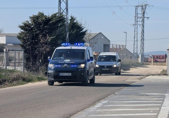 Furgón de la Policía Nacional a la salida del camino por el que se inició la huida.