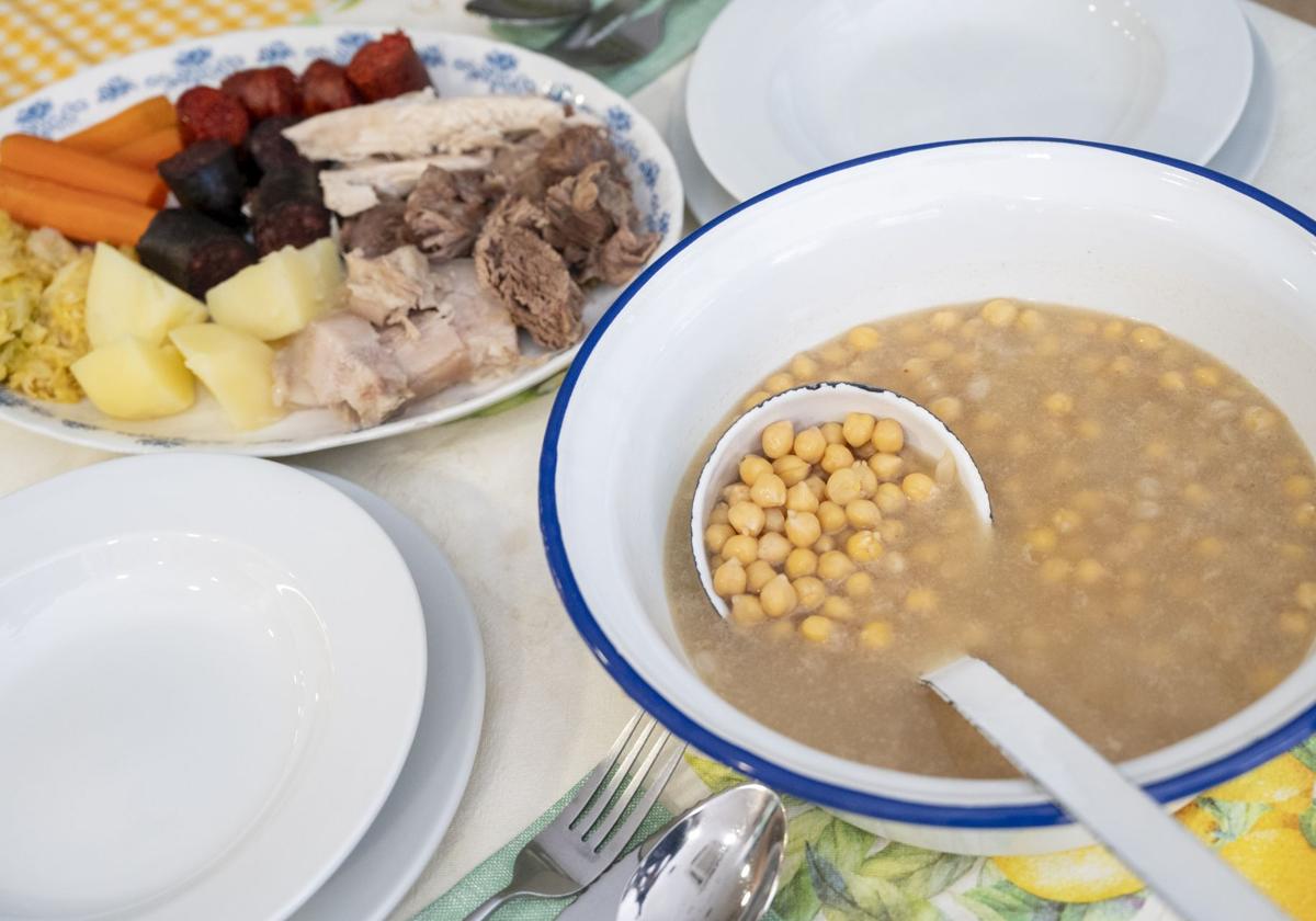 Aunque sirven por separado los garbanzos, la sopa con fideos y la carne, también se adaptan al comensal que lo pide en un mismo plato.