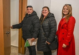 Conchi Honorato (en el centro) junto a su marido y su cuñada en la nueva vivienda.